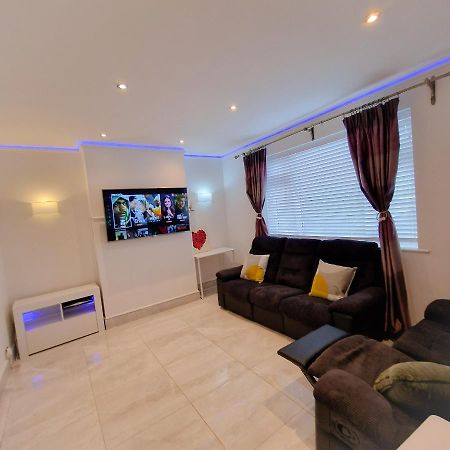 Delightful & Spacious Guest House In Farnworth Near Bolton Hospital Kültér fotó