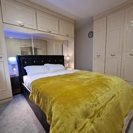 Delightful & Spacious Guest House In Farnworth Near Bolton Hospital Kültér fotó