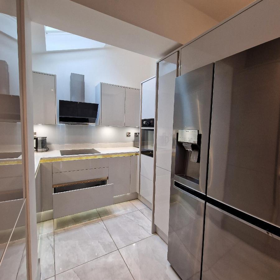 Delightful & Spacious Guest House In Farnworth Near Bolton Hospital Kültér fotó