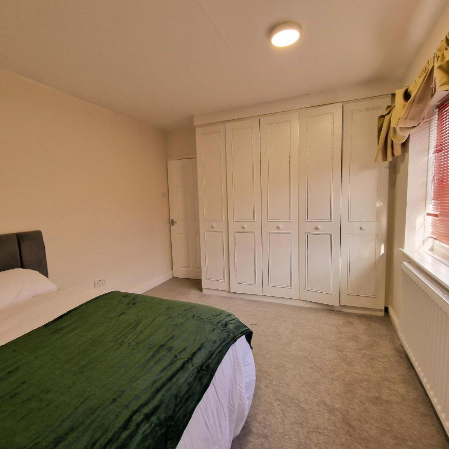 Delightful & Spacious Guest House In Farnworth Near Bolton Hospital Kültér fotó
