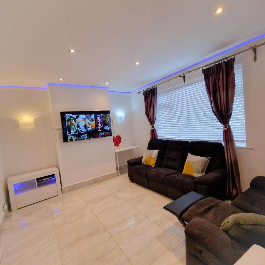 Delightful & Spacious Guest House In Farnworth Near Bolton Hospital Kültér fotó