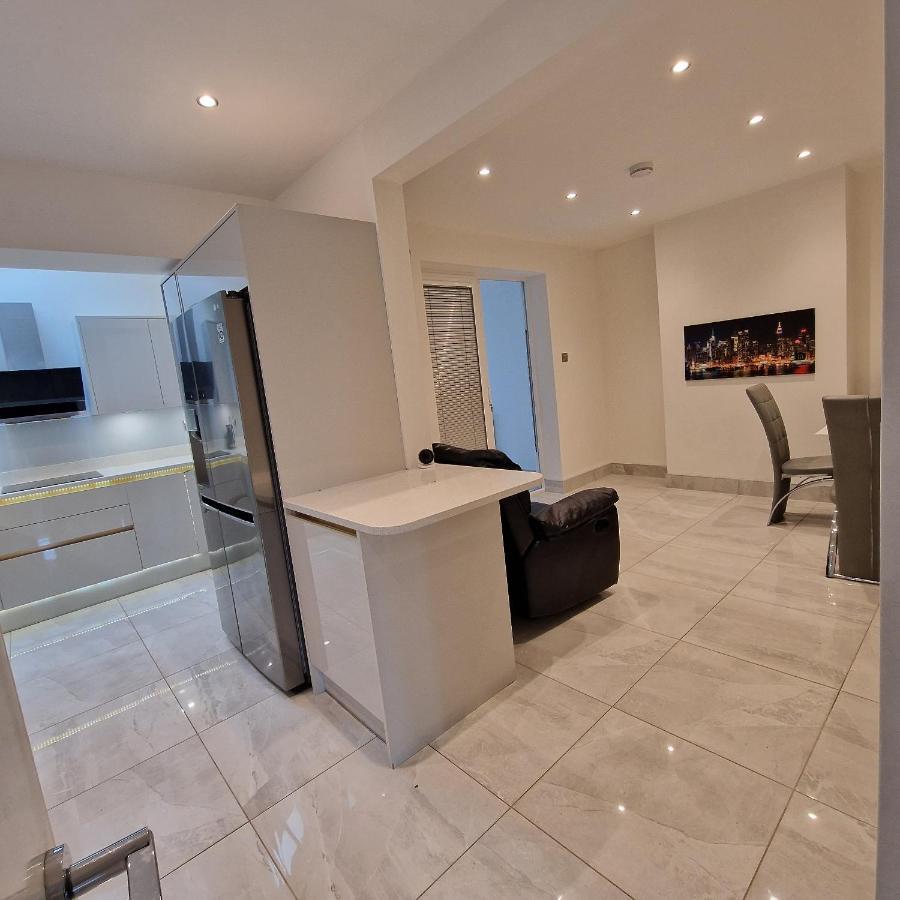Delightful & Spacious Guest House In Farnworth Near Bolton Hospital Kültér fotó