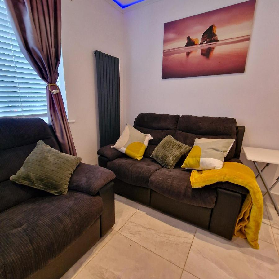 Delightful & Spacious Guest House In Farnworth Near Bolton Hospital Kültér fotó