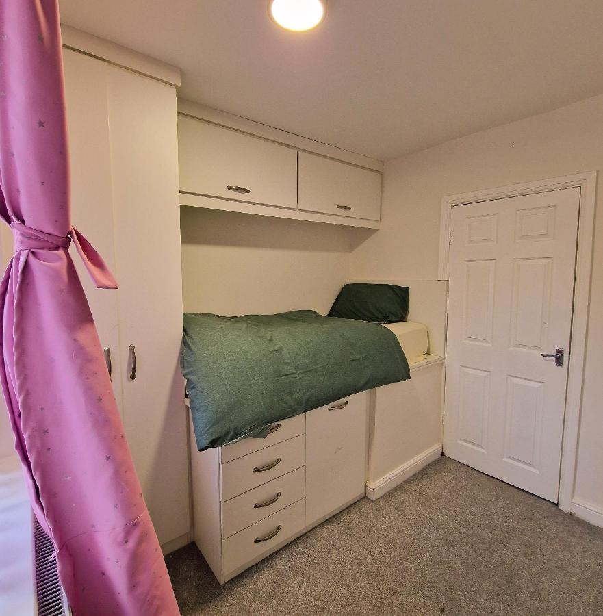 Delightful & Spacious Guest House In Farnworth Near Bolton Hospital Kültér fotó