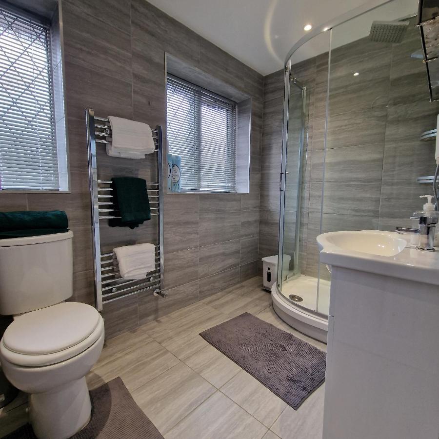 Delightful & Spacious Guest House In Farnworth Near Bolton Hospital Kültér fotó