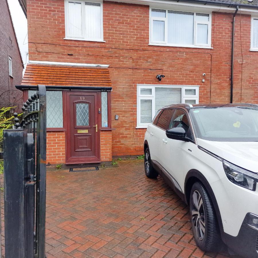 Delightful & Spacious Guest House In Farnworth Near Bolton Hospital Kültér fotó
