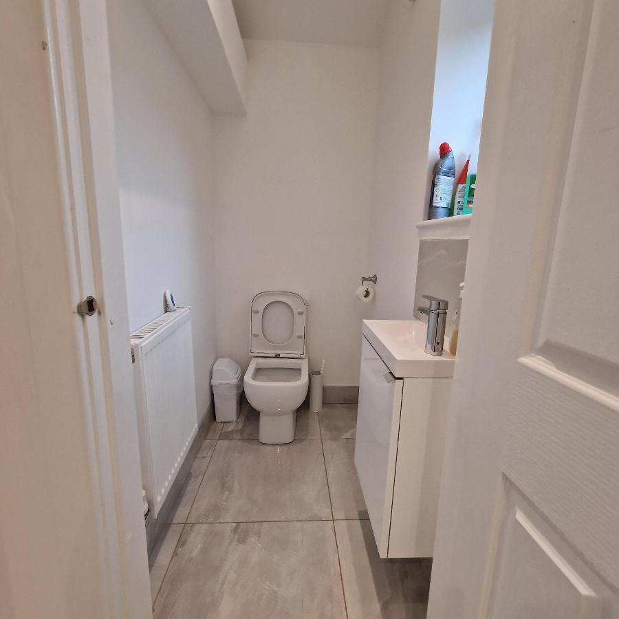 Delightful & Spacious Guest House In Farnworth Near Bolton Hospital Kültér fotó