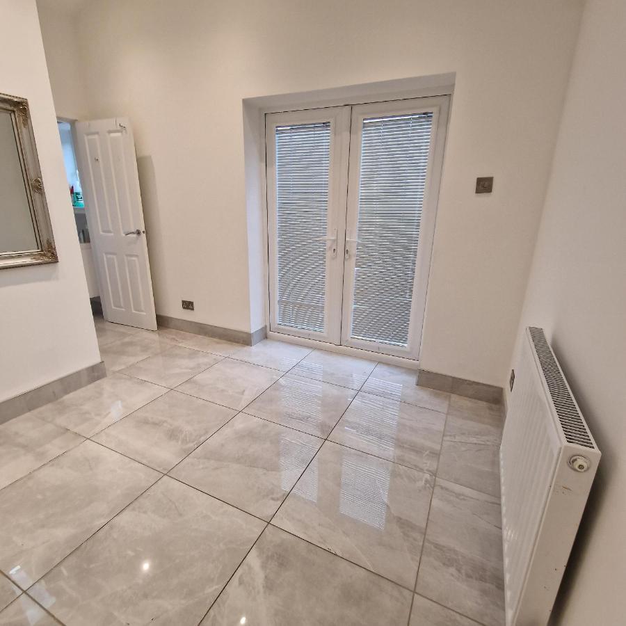Delightful & Spacious Guest House In Farnworth Near Bolton Hospital Kültér fotó