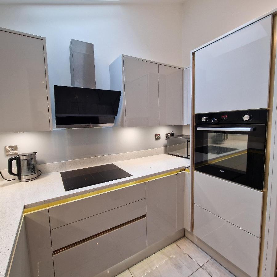 Delightful & Spacious Guest House In Farnworth Near Bolton Hospital Kültér fotó