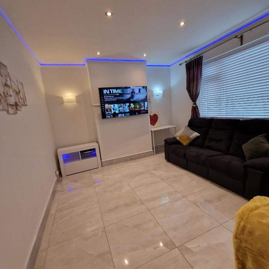Delightful & Spacious Guest House In Farnworth Near Bolton Hospital Kültér fotó