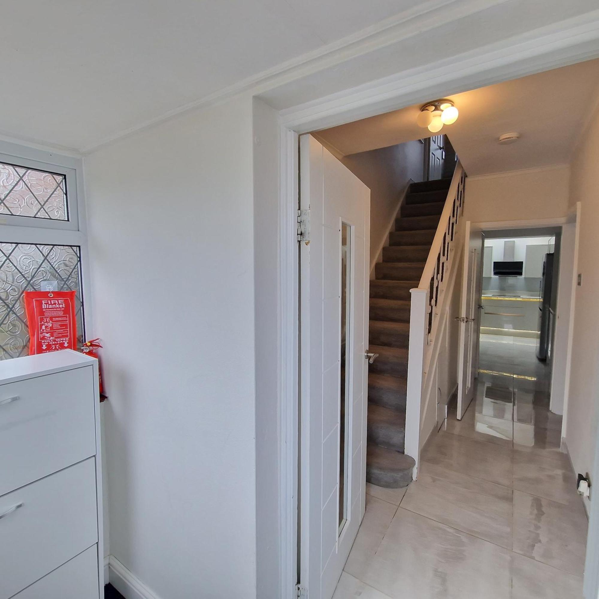 Delightful & Spacious Guest House In Farnworth Near Bolton Hospital Kültér fotó